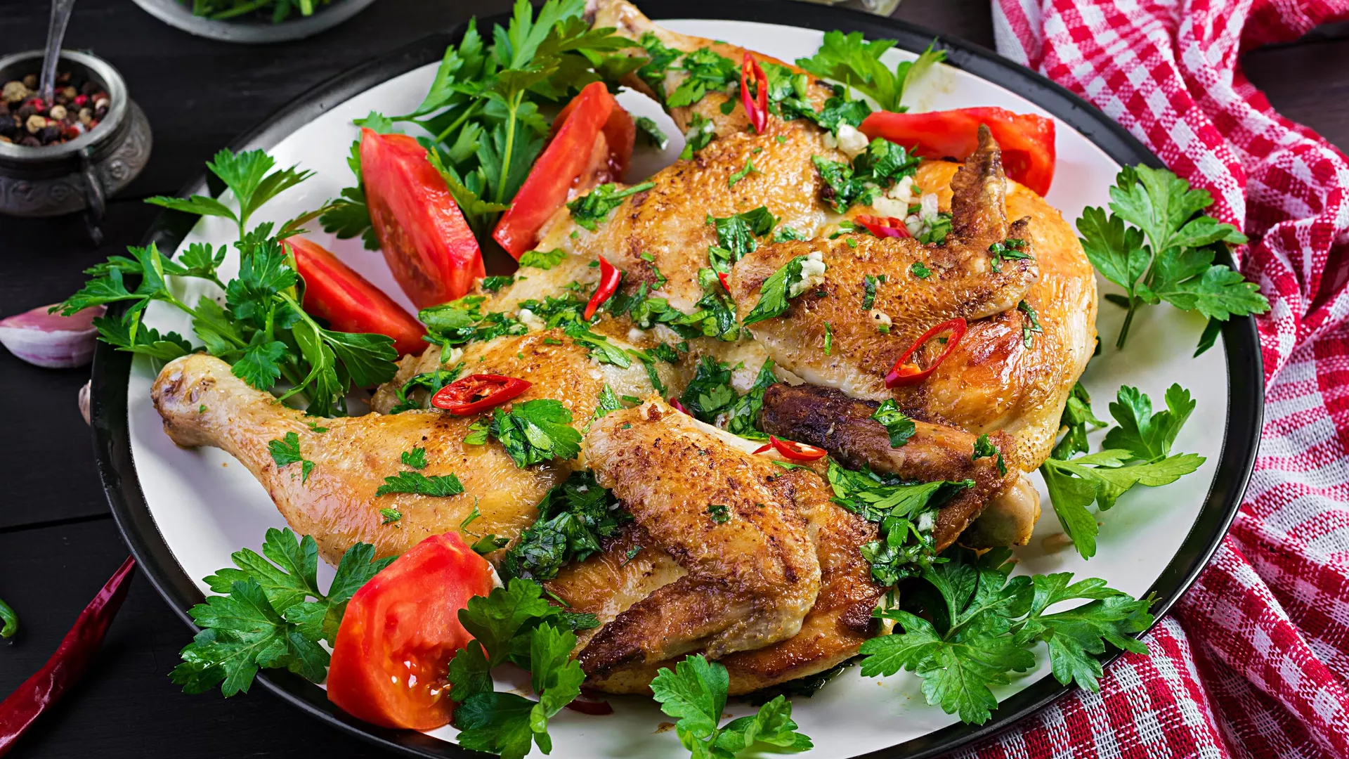 Сочный, с хрустящей корочкой: как приготовить цыпленка табака