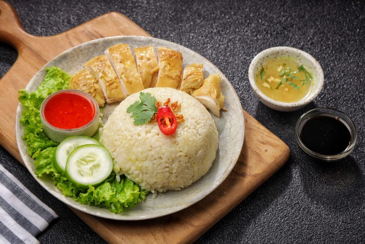 Хайнаньский рис с курицей из Сингапура строится на щадящей варке птицы и приготовлении риса в том же бульоне. Курица шелковистая, рис ароматный и слегка жирноватый, вкус подчёркивается соусами.