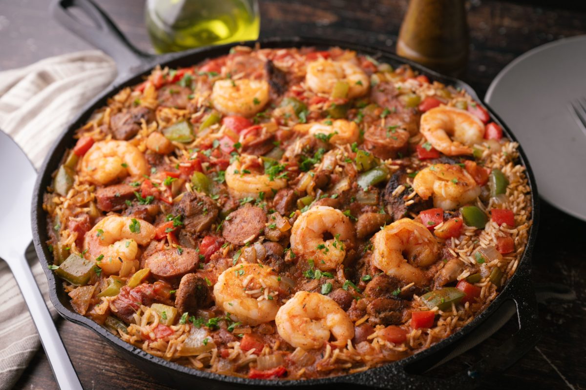 Луизианская джамбалайя объединяет рис, томаты и копчёную андуй в одном котле. Специи и дымность колбасы делают вкус ярким, плотным и характерным для юга США.